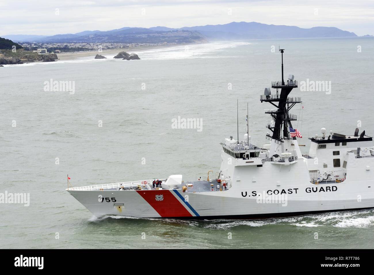 La Coast Guard Cutter de sécurité nationale la plus récente, Munro, entre dans la région de la baie sur son chemin pour le Golden Gate Bridge, 6 avril 2017. Le Munro est de 418 pieds de longueur, a une vitesse de plus de 28 nœuds et une gamme de 12 000 milles marins. La Garde côtière américaine Banque D'Images