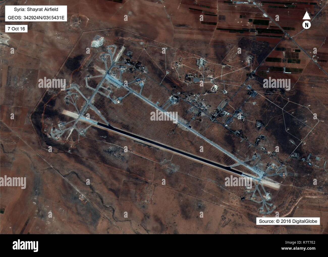 L'Aérodrome de Shayrat en Syrie Déclaration du porte-parole du Pentagone Le Capt Jeff Davis à la grève des États-Unis en Syrie sous la direction du président, les forces américaines ont mené une grève contre un missile de croisière de l'air syrienne aujourd'hui l'aérodrome à environ 8:40 p.m. EDT (4 h 40, le 7 avril, en Syrie). La grève Shayrat ciblées dans le gouvernorat de Homs, l'aérodrome, et ont été en réponse à l'attaque aux armes chimiques du gouvernement 4 Avril à Khan Sheikhoun, qui a tué et blessé des centaines de Syriens innocents, dont des femmes et des enfants. La grève a été effectuée à l'aide de missiles Tomahawk Land Attack (T Banque D'Images