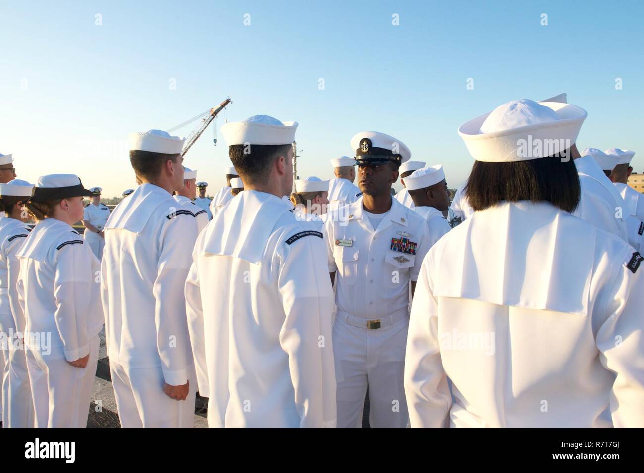 SAN DIEGO (5 avril 2017) Chef de l'Hospital Corpsman Marion cruche inspecte les uniformes de marins affectés au service médical à bord du porte-avions USS Theodore Roosevelt (CVN 71). Theodore Roosevelt est amarré au port d'attache à bord de Naval Air Station North Island. Banque D'Images