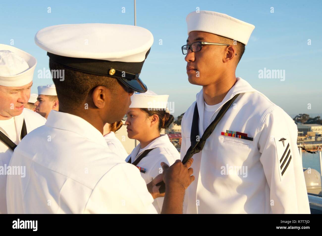 SAN DIEGO (5 avril 2017) Chef de l'Hospital Corpsman Marion cruche inspecte les uniformes de marins affectés au service médical à bord du porte-avions USS Theodore Roosevelt (CVN 71). Theodore Roosevelt est amarré au port d'attache à bord de Naval Air Station North Island. Banque D'Images