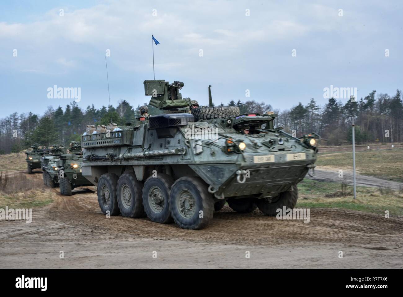 Les soldats du 2e Escadron, 2e régiment de cavalerie de la réduction à zéro en conduite gamme Orzysz, Pologne, le 3 avril 2017. Pologne Groupe de combat, composé de États-Unis, Royaume-Uni, en roumain et en soldats polonais, est actuellement déployé à Orzysz, Pologne, pour six mois à l'appui de l'OTAN vers l'amélioration de présence (PEF). L'OTAN est un PEF, alliées de la défense déployées à l'avant et de dissuasion en Europe de l'est de protéger et de rassurer l'Est de l'OTAN, les États membres de leur sécurité. Banque D'Images