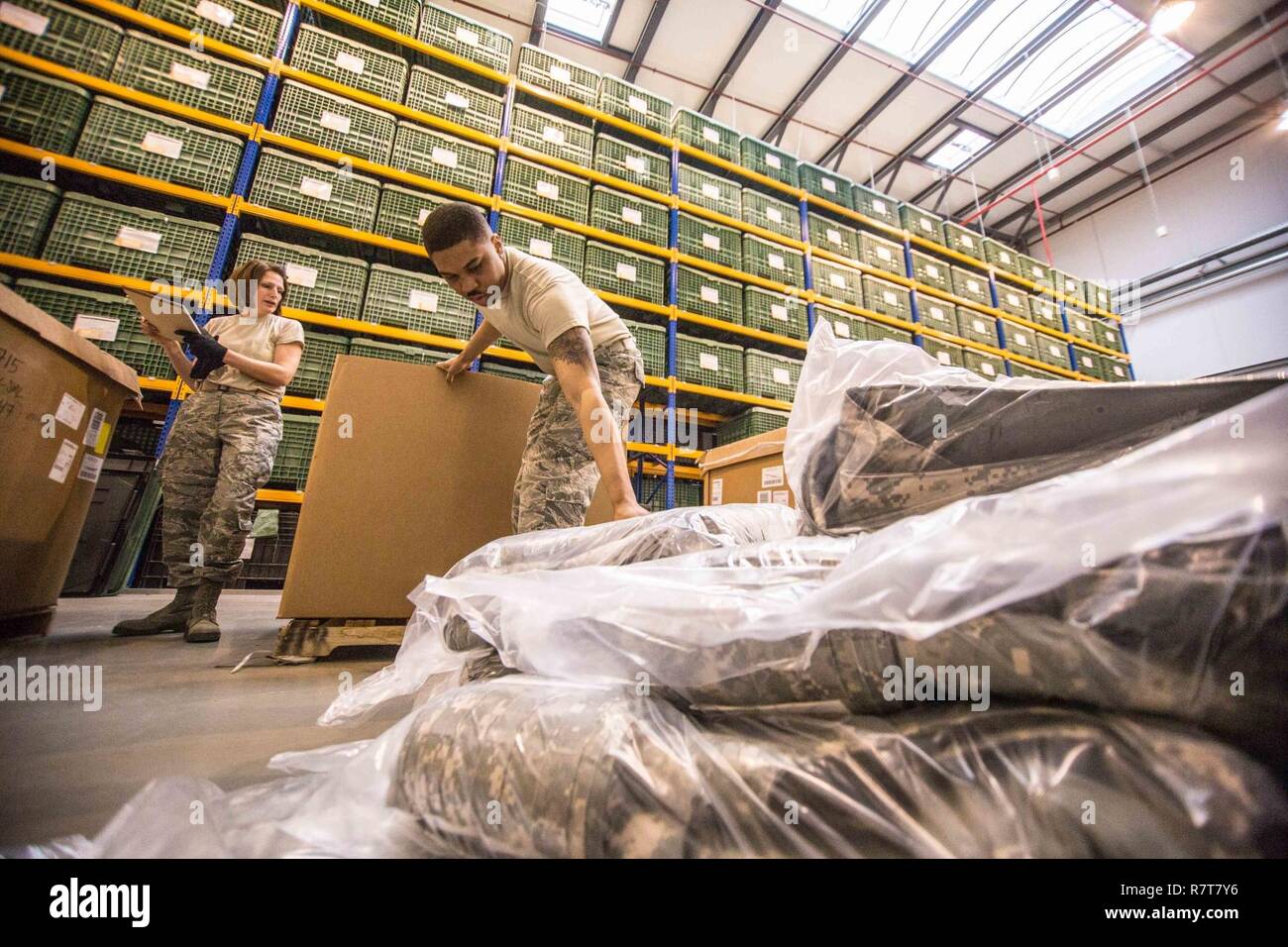 Senior Airman Joani américain Vessar, un personnel de gestion du matériel avec le 139e Escadron de préparation logistique, New York Air National Guard, et le sergent. Maurice Jones, avec la 86e Escadre de la mobilité de l'air, effectue l'inventaire des actifs de redistribution au cours d'une formation sur le terrain de déploiement à base aérienne de Ramstein, en Allemagne, le 6 avril 2016. Plus de 40 139 aviateurs avec LRS étaient aux côtés de leurs homologues de la 86e Escadre de mobilité aérienne afin d'améliorer leurs niveaux de compétences au sein de leur carrière. Base aérienne de Ramstein est le foyer de la 86e, 435e et 721e l'aéromobilité ailes qui soutiennent trois cinémas Banque D'Images