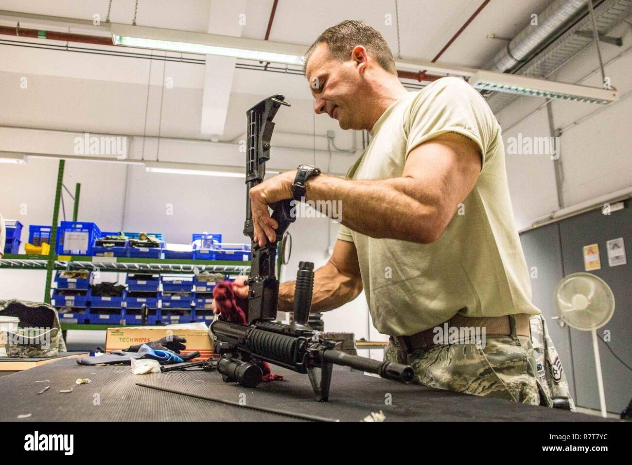 Le sergent américain. Tim Bullock, un personnel de gestion du matériel avec le 139e Escadron de préparation logistique, New York Air National Guard, nettoie un fusil lors d'une formation sur le terrain de déploiement à base aérienne de Ramstein, en Allemagne, le 6 avril 2016. Plus de 40 139 aviateurs avec LRS étaient aux côtés de leurs homologues de la 86e Escadre de mobilité aérienne afin d'améliorer leurs niveaux de compétences au sein de leur carrière. Base aérienne de Ramstein est le foyer de la 86e, 435e et 721e l'aéromobilité ailes qui soutiennent trois théâtres : United States Africa Command, le Commandement central, et en Europe. (La Garde nationale du Missouri Banque D'Images