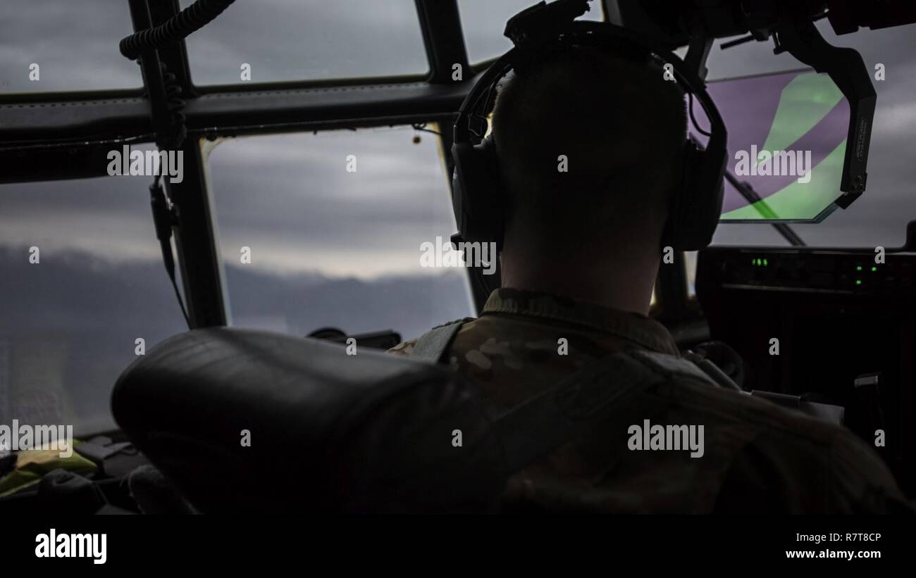 Le capitaine Jesse Moulton, 774e Escadron de transport aérien expéditionnaire C-130J Hercules, pilote vole au-dessus de l'Afghanistan le 27 mars 2017. La mission a présenté un obusier canon. Banque D'Images