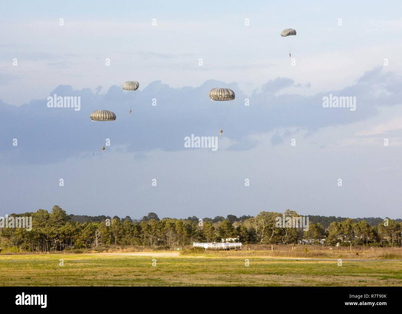 Passer d'un des soldats MV-22B Osprey pour la première fois lors d'une descente de l'exercice avec le saut de livraison Marine Corps au Marine Corps d'atterrissage auxiliaire Bogue, N.C., 28 mars 2017. Les soldats ont participé à l'exercice Bold Bronco 17 champ, permettant aux Marines américains et des soldats pour apprendre à travailler ensemble sur des opérations de transport. Les soldats sont à 647e, 3e Compagnie Quartier-maître commande soutien expéditionnaire. Banque D'Images