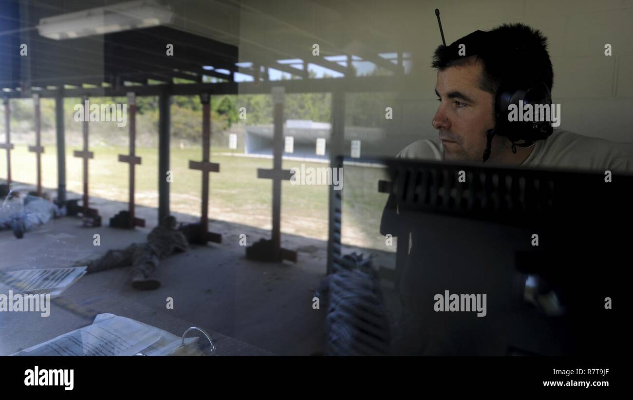 Le s.. Darrin Miller, une formation et l'entretien des armes de combat instructor avec le 1er Escadron d'opérations spéciales les forces de sécurité, observe la ligne de tir pendant une carabine compétition à Hurlburt Field, en Floride, le 4 avril 2017. Miller assurée et des mesures de sécurité des procédures ont été appliquées au cours de l'excellence dans le cas de la concurrence. Banque D'Images