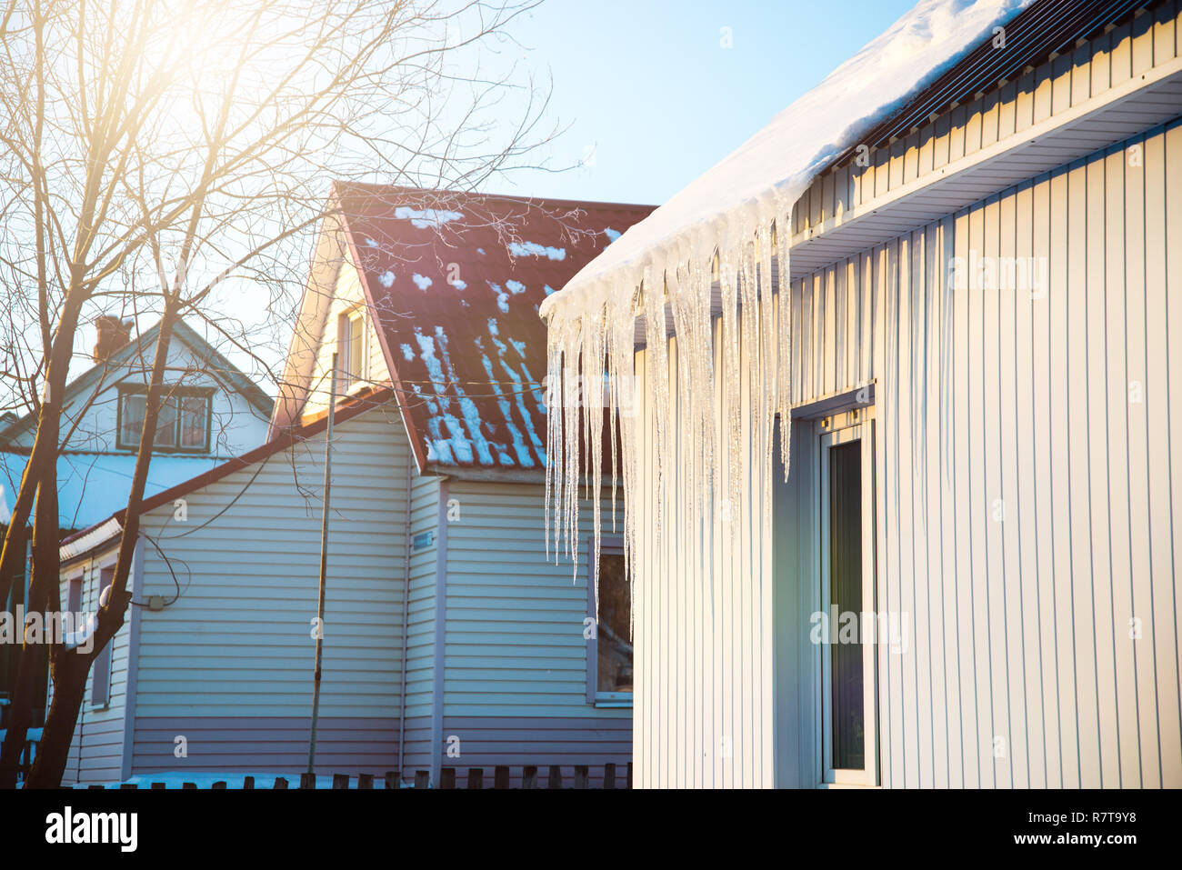 La petite maison avec des glaçons. La construction résidentielle sur une journée d'hiver, un peu de neige sur le toit au soleil, horizontal tourné Banque D'Images