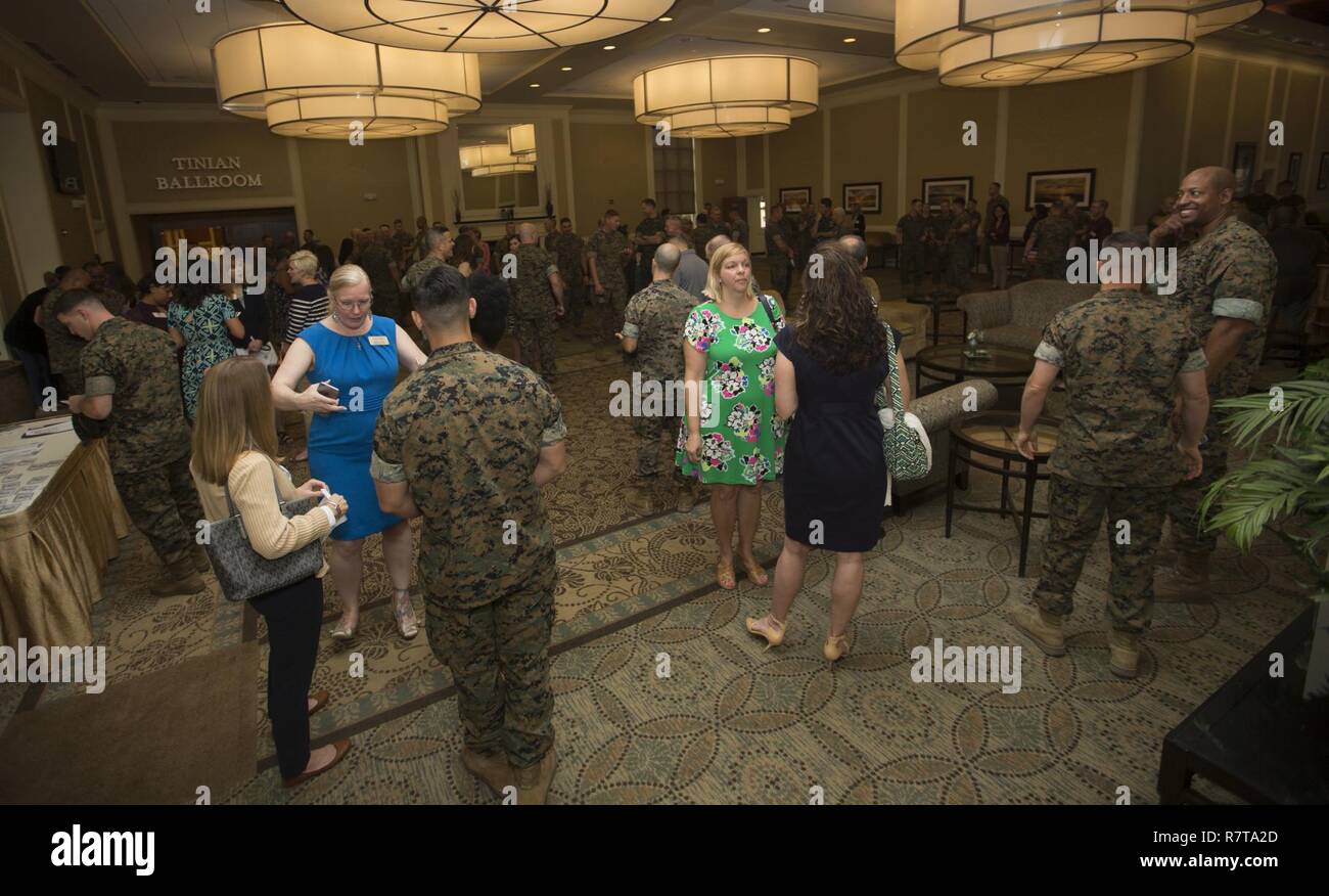 Les Marines américains, les marins, et les employés civils D.O.D. se rassemblent à la II Marine Expeditionary Force (MEF II) à la réception d'appréciation des bénévoles Marston Pavilion à Camp Lejeune, le 5 avril 2017. Lettres de reconnaissance ont été remis à des individus ainsi que des unités en reconnaissance de la réception de la Prix de Service bénévole des présidents. Banque D'Images