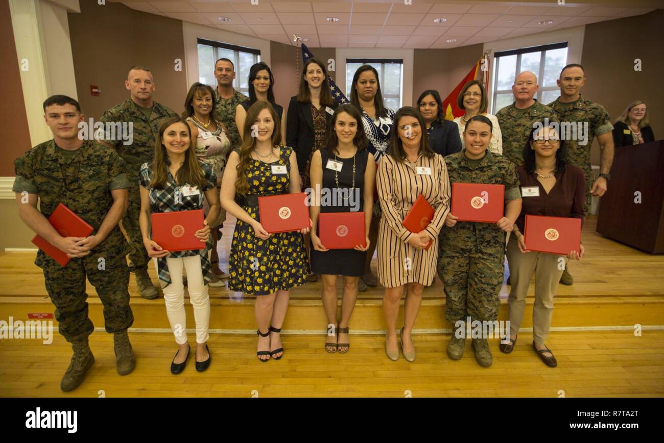 Corps des Marines américains, le Général Walter Miller, commandant général, II II Marine Expeditionary Force (MEF), se tient pour une photo avec les Marines américains et les civils à partir de la 2ème D.O.D. Marine Division au cours de la II MEF la réception d'appréciation des bénévoles à Marston Pavilion à Camp Lejeune, le 5 avril 2017. Lettres de reconnaissance ont été remis à des individus ainsi que des unités en reconnaissance de la réception de la Prix de Service bénévole des présidents. Banque D'Images