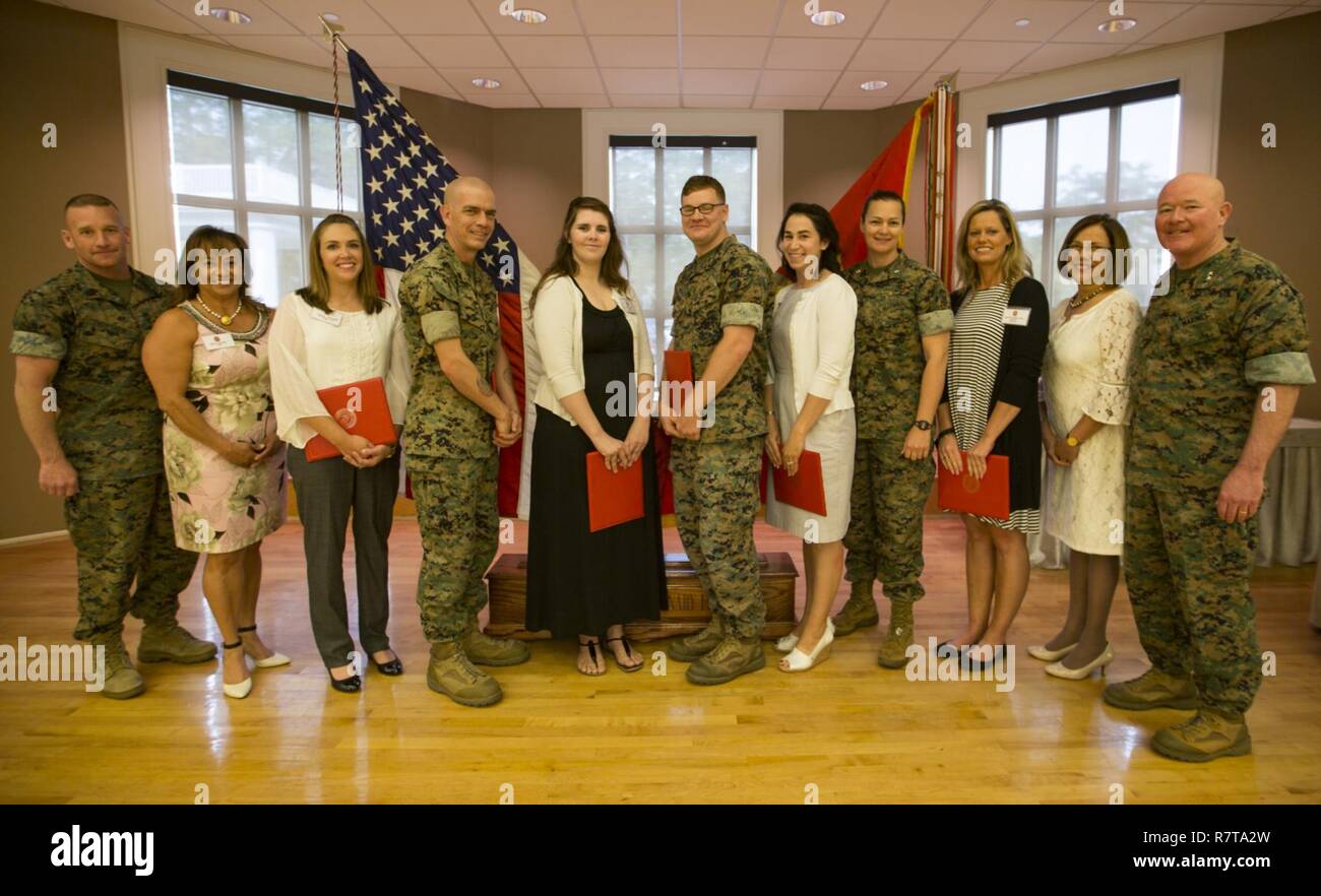 Corps des Marines américains, le Général Walter Miller, commandant général, II II Marine Expeditionary Force (MEF), se tient pour une photo avec des Marines et les employés civils D.O.D. avec 2e escadre aérienne maritime sur la rivière Nouvelle, au cours de la II MEF la réception d'appréciation des bénévoles à Marston Pavilion à Camp Lejeune, le 5 avril 2017. Lettres de reconnaissance ont été remis à des individus ainsi que des unités en reconnaissance de la réception de la Prix de Service bénévole des présidents. Banque D'Images