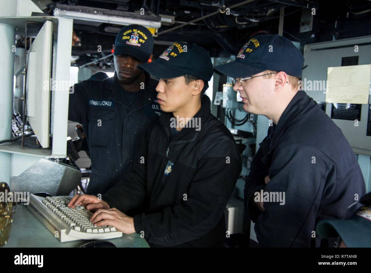 L'OCÉAN ATLANTIQUE (Mar. 31, 2017) Chef Technicien en système de turbine à gaz (électrique) Timothy Dayao, attribué à missiles de l'USS Mason (DDG 87), exécute des diagnostics sur l'équipement dans la timonerie avec technicien en système de turbine à gaz (électrique) 3 Classe Chase Hawley et technicien en système de turbine à gaz (électrique) Fireman Justin Nwanjoku. Mason, une partie de l'Eisenhower, le Groupe est en cours participant à un exercice de soutien en faveur de l'optimisation du Plan d'intervention de la flotte (OFRP). Banque D'Images