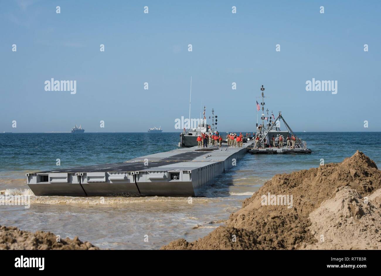 POHANG, République de Corée (7 avril 2017) - Les soldats attachés à 331e compagnie de transport se préparer à atterrir le Trident Pier sur Dogu Beach pendant le fonctionnement de l'exercice Pacific Reach (2017 OPRex17). OPRex17 est un événement de formation bilatérale conçu pour garantir l'état de préparation et de soutenir la République de Corée et les États-Unis En exerçant l'Alliance d'un domaine Distribution Center (ADC), un point d'alimentation en air Terminal (ATSP), combiné au cours de logistique commune-la-Rive (CJLOTS), et l'utilisation du rail, voies navigables intérieures, côtières et les opérations de levage pour valider le concept opérationnel atteindre. Banque D'Images