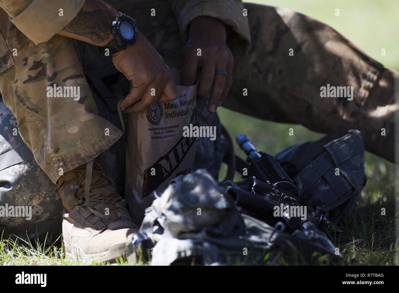 Rangers de l'armée américaine prend une pause pour reconstituer les éléments nutritifs dans entre les événements au cours de la meilleure concurrence Ranger 2017 à Fort Benning, Géorgie, le 7 avril 2017. La 34e conférence annuelle de David E. Grange Jr. meilleure concurrence Ranger 2017 est un événement de trois jours, composé de défis pour tester concurrent physique, mental, et les capacités techniques. Banque D'Images