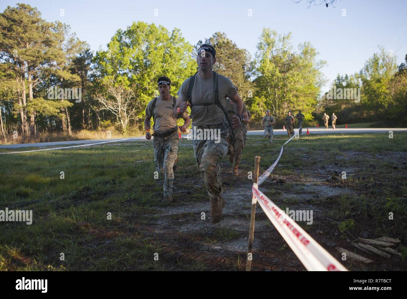 U.S. Army Rangers courir le long de la route désignée bien que concurrentes dans la course Spartan événement lors du concours 2017 de mieux ranger Fort Mitchell, Ala., le 8 avril 2017. La 34e conférence annuelle de David E. Grange Jr. meilleure concurrence Ranger 2017 est un événement de trois jours, composé de défis pour tester concurrent physique, mental, et les capacités techniques. Banque D'Images