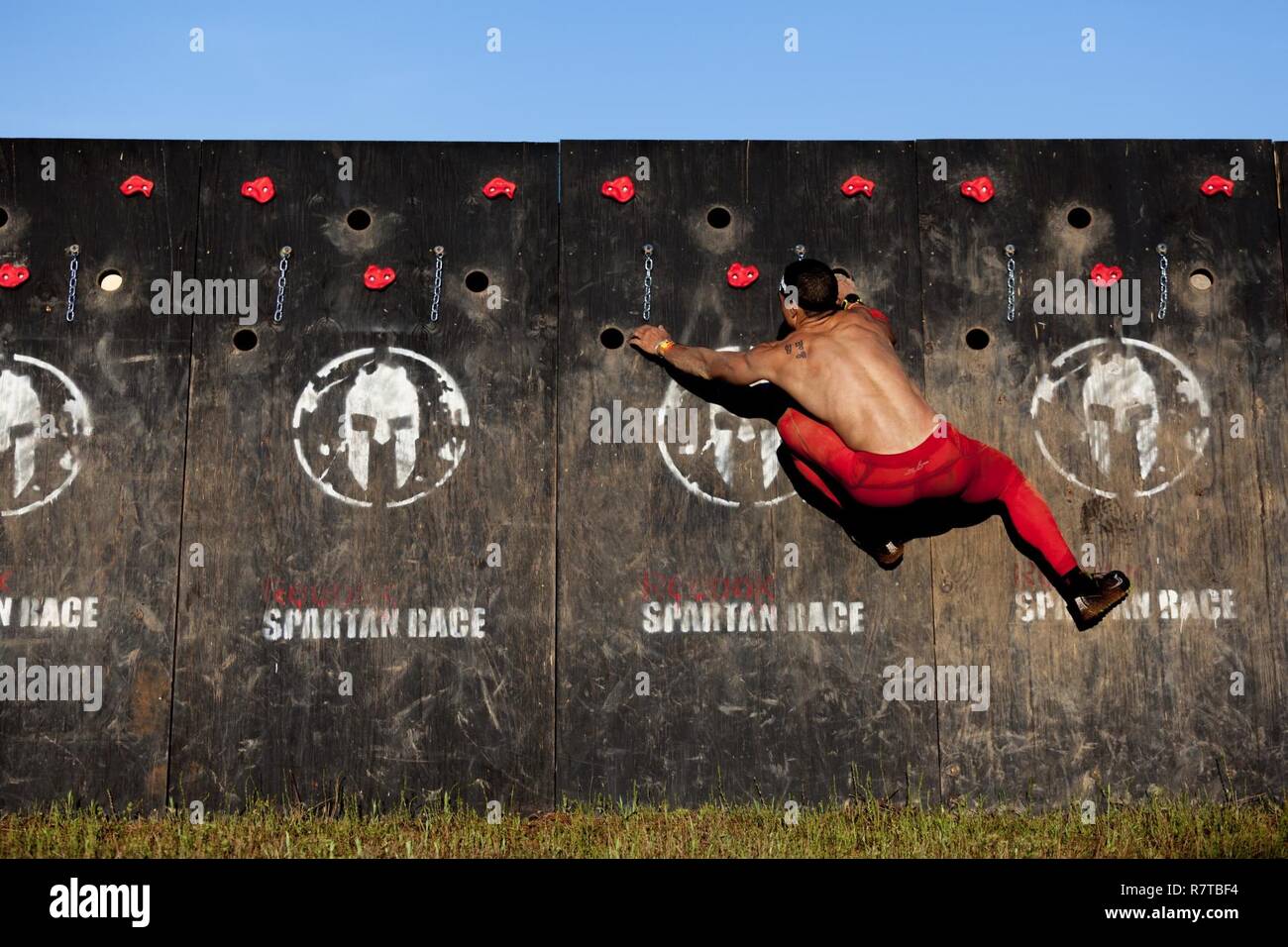 Un concurrent Course Spartan monte un obstacle lors d'une course Spartan au meilleur Concours 2017 Rangers à Fort Mitchell, Ala., le 8 avril 2017. La 34e conférence annuelle de David E. Grange Jr. meilleure concurrence Ranger 2017 est un événement de trois jours, composé de défis pour tester concurrent physique, mental, et les capacités techniques. Banque D'Images