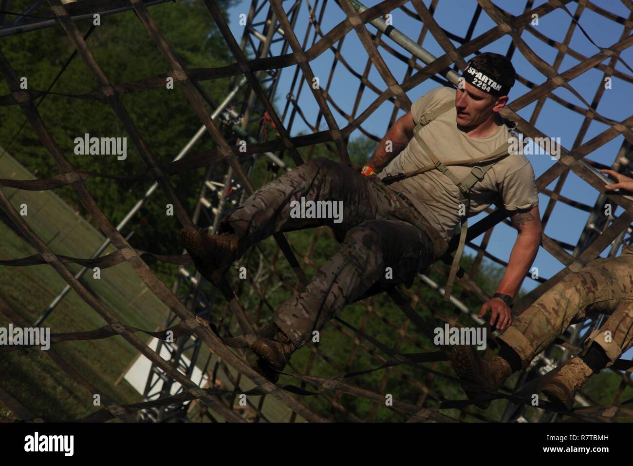 Un Ranger de l'armée américaine descend le cargo net obstacle à la Spartan Race pendant la meilleure concurrence 2017 Rangers sur Fort Mitchell Ala., le 8 avril 2017. La 34e conférence annuelle de David E. Grange Jr. meilleure concurrence Ranger 2017 est un événement de trois jours, composé de défis pour tester concurrent physique, mental, et les capacités techniques. Banque D'Images