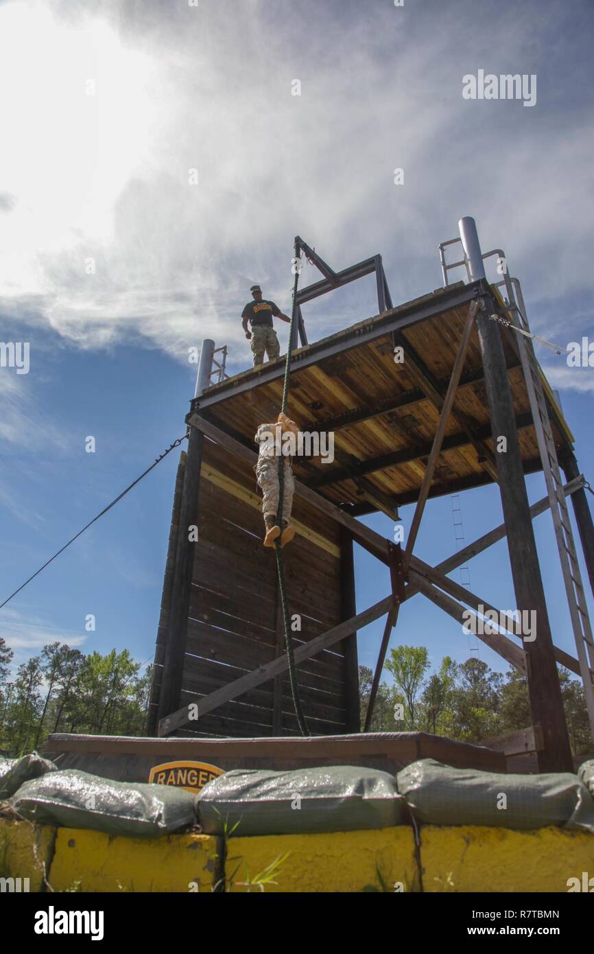 Un Ranger de l'armée américaine glisse vers le bas une corde sur le Défi Tri-Tower durant la meilleur Concours 2017 Rangers de Fort Benning en Géorgie, le 8 avril 2017. La 34e conférence annuelle de David E. Grange Jr. meilleure concurrence Ranger 2017 est un événement de trois jours, composé de défis pour tester concurrent physique, mental, et les capacités techniques. Banque D'Images