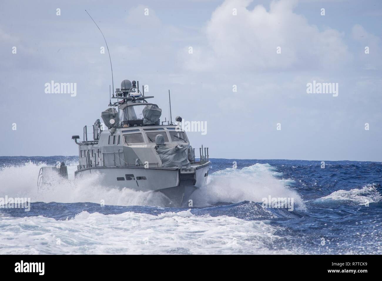 Un MK VI le bateau de patrouille côtière, attribué à Groupe fluviales (CRG) Détachement 1, manoeuvres de Guam au large de Guam le 6 avril 2017. Le GRC Détachement 1 est affecté à Guam, commandant de la Task Force 75, qui est le principal groupe d'expéditionnaires responsable de la planification et l'exécution des opérations fluviales côtières, des explosifs et munitions, de récupération et de plongée mobile, de l'ingénierie et de construction, et la construction sous-marine dans la 7e flotte américaine zone d'opérations. Banque D'Images