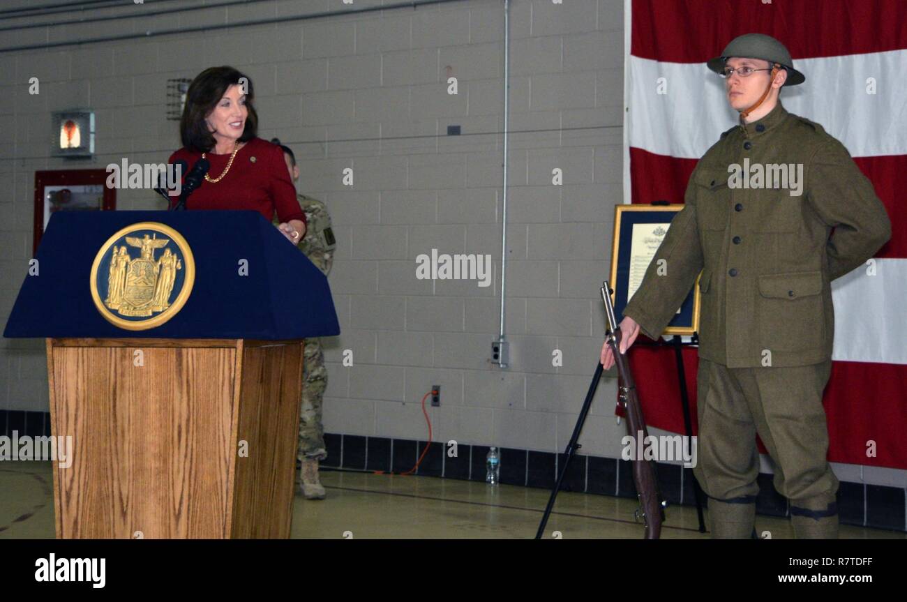 LATHAM, NY -- l'État de New York, le lieutenant-gouverneur Kathy Hochul parle pendant une cérémonie du centenaire au New York State Division de l'administration centrale des affaires militaires et navales ici le 6 avril. En plus de souligner le 100e anniversaire de l'entrée des États-Unis dans la Première Guerre mondiale, la cérémonie a également marqué le début de l'État de New York est la première guerre mondiale et les célébrations du centenaire de la Première Guerre mondiale, Doughboy Color Guard de la Garde Nationale de New York la 42e Division d'infanterie. Banque D'Images