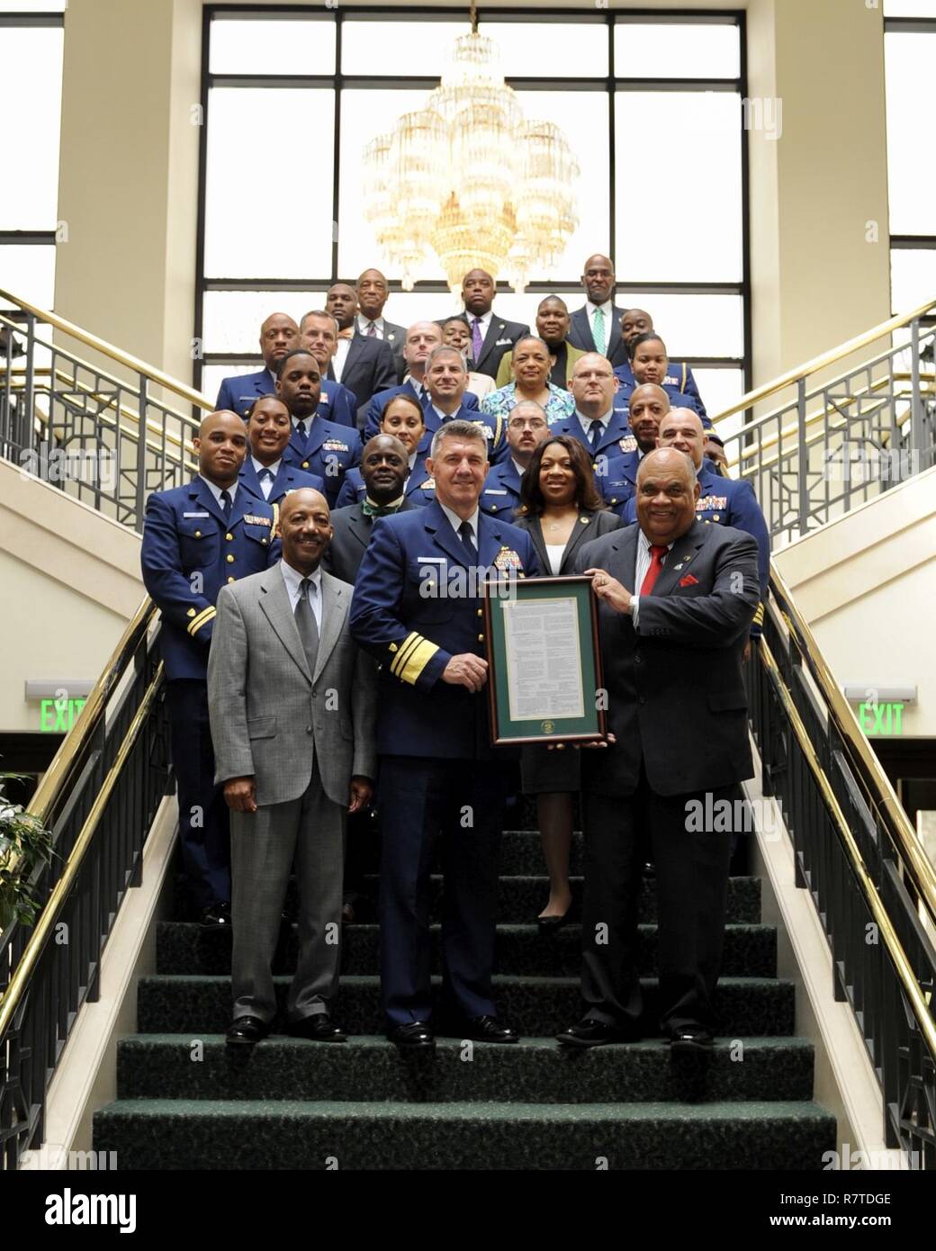 Vice-amiral. Karl Schultz, commandant, U.S. Coast Guard de l'Atlantique, reçoit une copie encadrée de la protocole d'entente qu'il a signé avec M. Eddie Moore, Jr., Président de Norfolk State University, qui a officialisé un partenariat entre la Garde côtière et Norfolk State University pour la College Student Pre-Commissioning Initiative (CSPI) Mars 27, 2017 programme. L'IPLC programme aide les étudiants inscrits, ou acceptée pour l'inscription à temps plein à un programme de baccalauréat dans un établissement d'enseignement admissible, terminer le programme et recevoir une commission d'officier dans la Garde côtière à la fin. U Banque D'Images