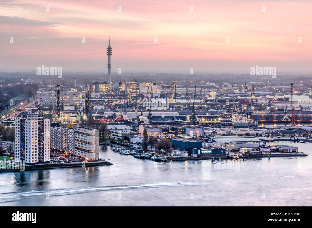 Rotterdam, Pays-Bas, le 12 novembre 2018 : bâtiments d'habitation et d'installations portuaires autour de port de Waalhaven sous un ciel rose au coucher du soleil Banque D'Images