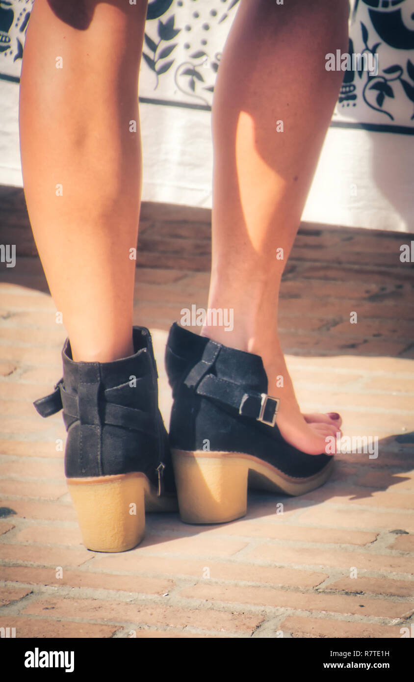 La douleur de pied : une femme enlève sa chaussure, à cause de la douleur  dans ses pieds Photo Stock - Alamy