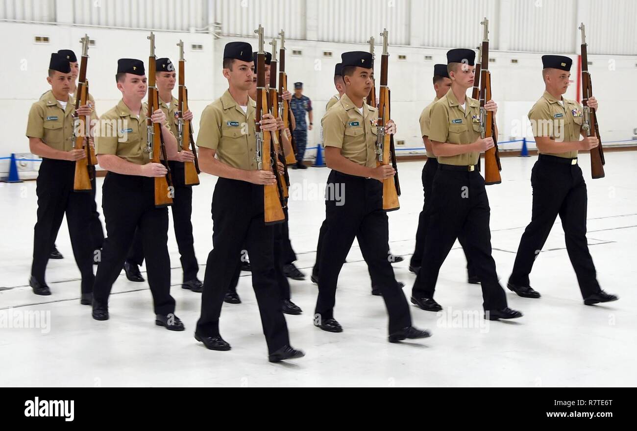 PENSACOLA, Floride, (8 avril 2017) - les officiers subalternes de réserve marine Training Corps (NJROTC) cadets de Nease High School, à partir de la Ponte Vedra, Floride, procédez à un événement d'exposition à la 2017 NJROTC National Academic, athlétique et percer Championship le Naval Air Station Pensacola, Floride, le 8 avril. Banque D'Images