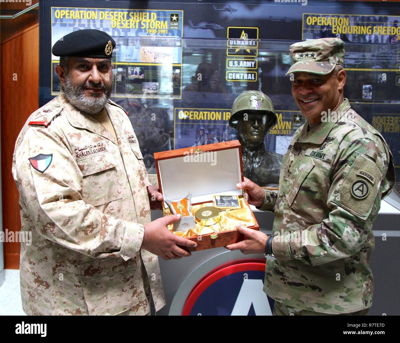 Le lieutenant-général Michael Garrett, centrale de l'armée américaine, commandant général, reçoit un cadeau de major général Khaled Saleh Al-Sabah, le commandant des forces terrestres Koweït dur-ment de sa visite au siège de l'USARCENT chez Shaw Air Force Base, S.C., le 5 avril 2017. Au cours de la visite et les principaux membres du USACRENT ont rencontré et discuté de sujets multi-ple pour aider à bâtir le partenariat de longue date entre les deux pays Banque D'Images