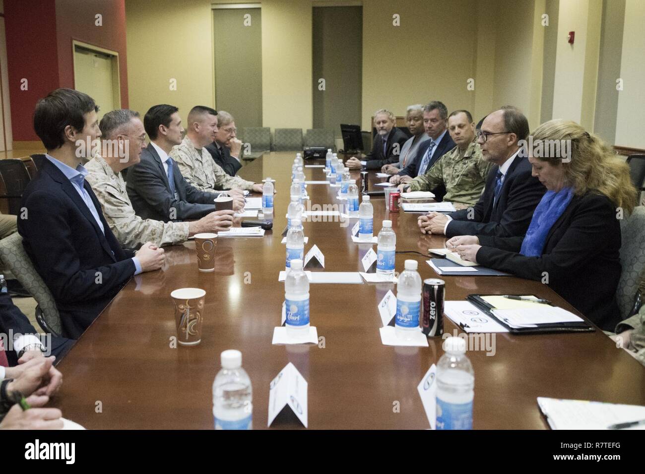 Marine Corps, le général Joseph F. Dunford Jr., président de l'état-major interarmées, rencontre avec Douglas A. Silliman, Ambassadeur des États-Unis à la République d'Iraq, à l'ambassade des États-Unis à Bagdad, en Iraq, le 3 avril 2017. Banque D'Images