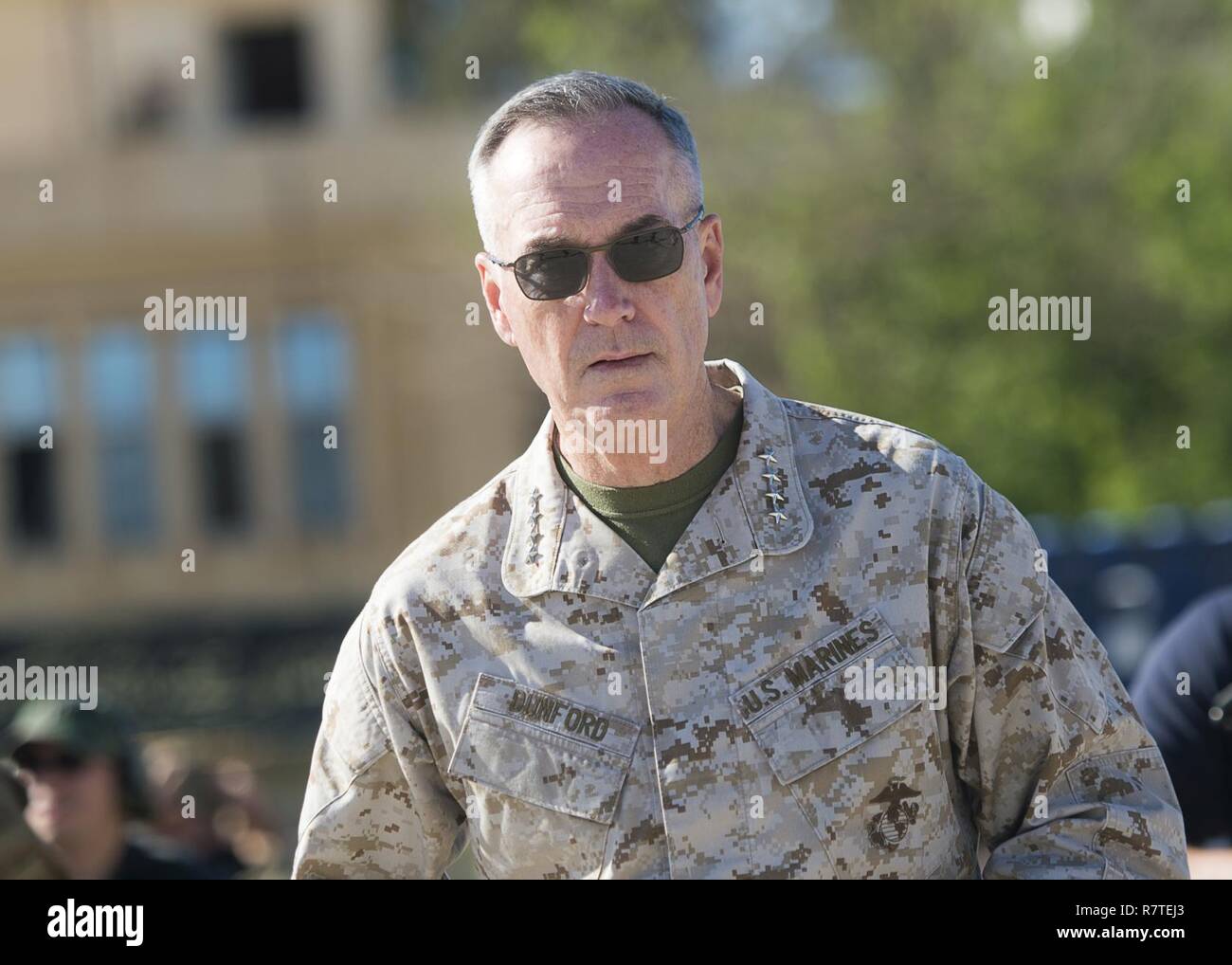 Marine Corps, le général Joseph F. Dunford Jr., président de l'état-major interarmées, Jared Kushner, Conseiller principal au président Donald J. Trump, Tom Bossert, la patrie du Président, le conseiller en sécurité et Douglas A. Silliman, Ambassadeur des États-Unis à la République d'Iraq, et le lieutenant général Stephen J. Townsend, commandant de la Force opérationnelle interarmées combinée - Fonctionnement inhérentes, résoudre rencontrer les membres de services à la base d'près de Qayyarah West en Iraq, le 4 avril 2017. DoD Banque D'Images