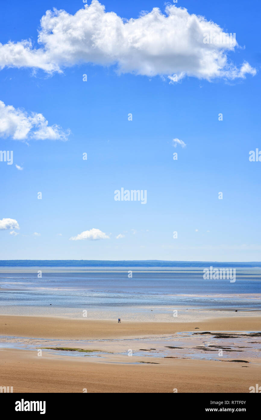 Deux unidenitfiable les gens sur la plage au bord de l'eau - l'UNESCO Réserve de biosphère de Fundy endroit étonnant. Baie de Fundy, près du parc national Fundy. Banque D'Images