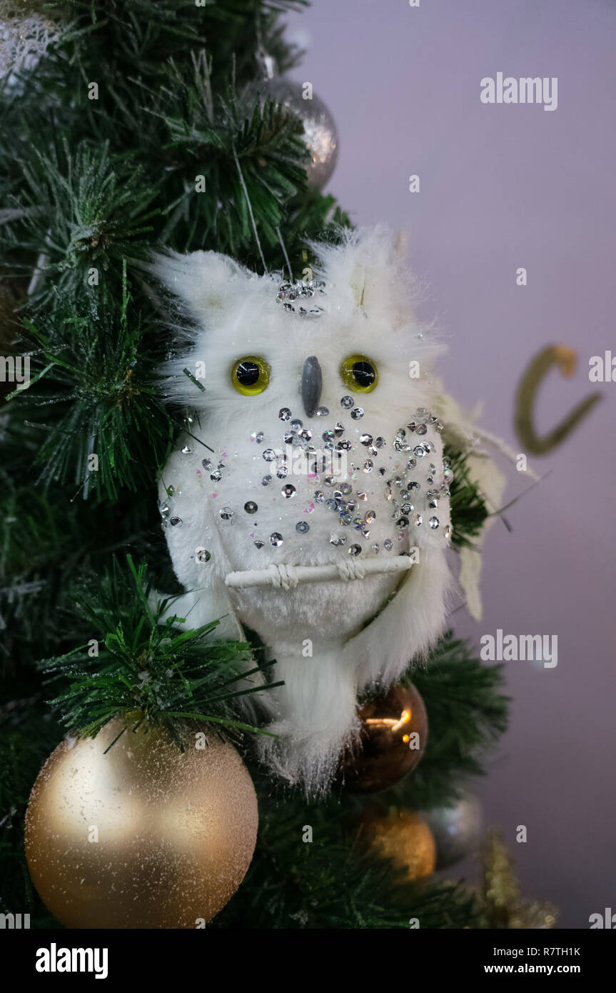 Jouet sur l'arbre de Noël chouette blanche avec strass et yeux jaunes et  une grande boule de Noël Photo Stock - Alamy