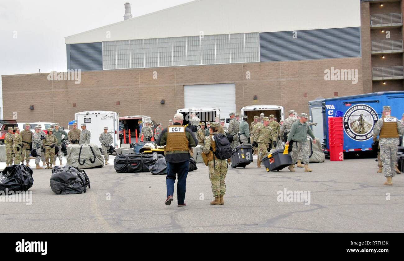 Les membres de la Garde nationale de Washington 10e Force de réaction de l'Intérieure (FRS) mis en place pour la formation au Centre de préparation de Spokane, 7-9 avril 2017. Plus de 330 membres de la FRH formés pour mobiliser et déployer à l'appui de l'Agence fédérale de gestion des urgences pour aider les premiers intervenants à l'évacuation des blessés, de décontamination et de fournir au cours de triage médical un incident CBRNE. Banque D'Images