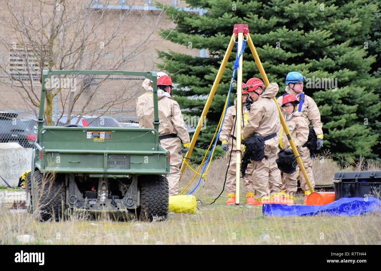 Les membres de la Garde nationale de Washington d'armes chimiques, biologiques, radiologiques, nucléaires et à fort rendement explosif (CBRNE) réponse task force conduite formation à la préparation du 7 au 9 avril Centre de Spokane, 2017. Plus de 330 membres de la Force de réaction de l'intérieure de la garde nationale formée pour mobiliser et déployer à l'appui de l'Agence fédérale de gestion des urgences pour aider les premiers intervenants à l'évacuation des victimes, fournissant la décontamination et triage médical au cours d'un incident CBRN. Banque D'Images