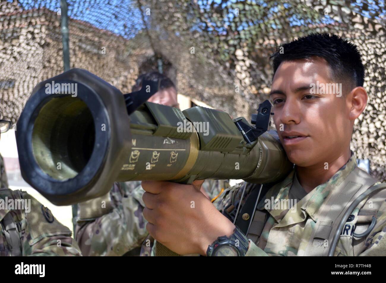 Le Cpl. Carlos Coyomani, un fantassin attribué à troupe, 3e Escadron, 4e régiment de cavalerie, 3e Brigade Combat Team, 25e Division d'infanterie, et effectue des contrôles de séquence avec un mannequin M136 AT4 Rocket Launcher à Schofield Barracks, Missouri, le 5 avril 2017. Coyomani fait partie de son train de l'escadron, avant l'aller à l'expert Infantryman badge de cours plus tard ce mois-ci Banque D'Images