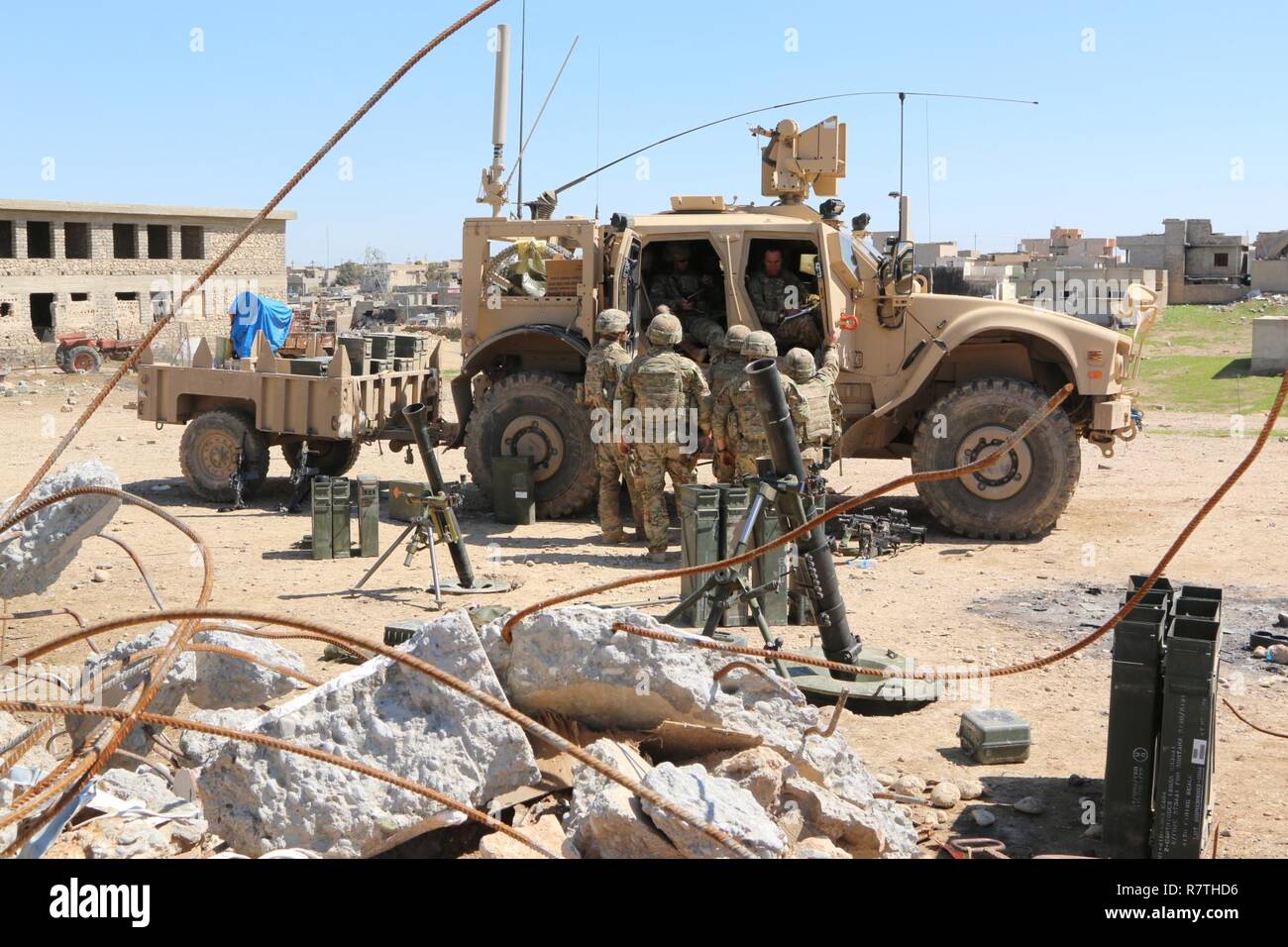 Les parachutistes de l'armée américaine, déployées à l'appui de la Force opérationnelle interarmées - Fonctionnement résoudre inhérent, recevoir un mémoire sur leur mission de mortier qui permet aux forces de sécurité irakiennes de leurs partenaires par le biais de la mission de conseiller et d'aider à atteindre la défaite militaire d'ISIS dans l'ouest de l'Iraq, le 25 mars 2017. Les parachutistes affectés à la Compagnie Charlie, 2e bataillon du 325e Régiment d'infanterie, 2e Brigade Combat Team, 82e Division aéroportée, permet aux forces de sécurité irakiennes à travers la mission d'aider et de conseiller, planification, contribuant collecte et analyse des renseignements, la protection de la force et precis Banque D'Images