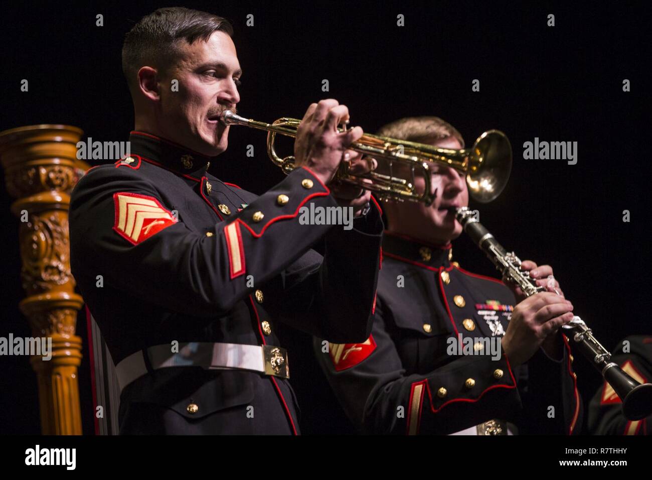 Us Marines avec la 1 Division de marines Band jouer au cours de la 1 Division de marines Band 9e concert annuel au California Center for the Arts, Escondido, Californie, le 4 avril 2017. Le rendement affiché le Marine Corps' engagement à l'excellence musicale et de la communauté lors de l'exécution de pièces militaires traditionnelles à partir de la Première Guerre mondiale. Banque D'Images