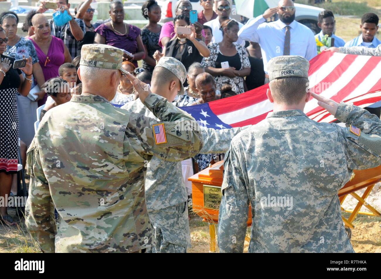 Le Sgt commande. Le major Angel Rivera, un réserviste de Puerto Rico du 210e groupe d'appui régional, conduit un enterrement détail avec au-delà de l'horizon 2017 soldats-Belize dans le rendu rend hommage à Maître retraité Sgt. David Daniel Alexander Pandy Jr., décédé, à un cimetière à Ladyville Belize, le 30 mars 2017. BTH 2017 est un exercice de partenariat américano-Belize englobant trois événements de santé et cinq projets de construction visant à améliorer l'infrastructure de santé et d'éducation des communautés bélizienne. Banque D'Images