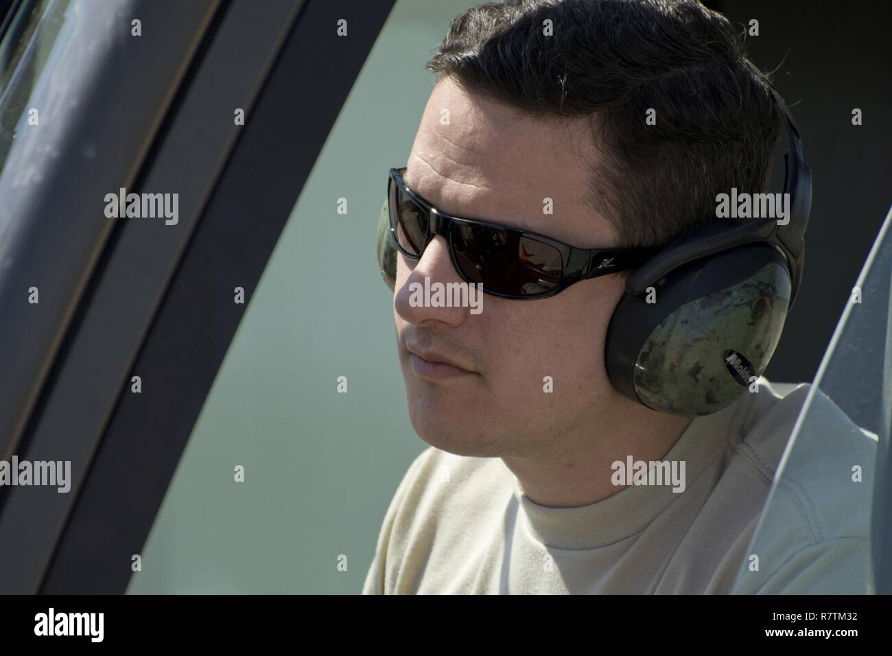 Réserve de l'US Air Force Tech Sgt. Danny Canup, artisan du transport aérien, 96e Escadron, port aérien exploite un chariot élévateur lors de la formation de l'unité week-end de l'Assemblée le 1 avril 2017, à la base aérienne de Little Rock, Ark. Canup se prépare à la concurrence sur le port 2017 Dawg défi pour les professionnels de la mobilité de l'air. Banque D'Images