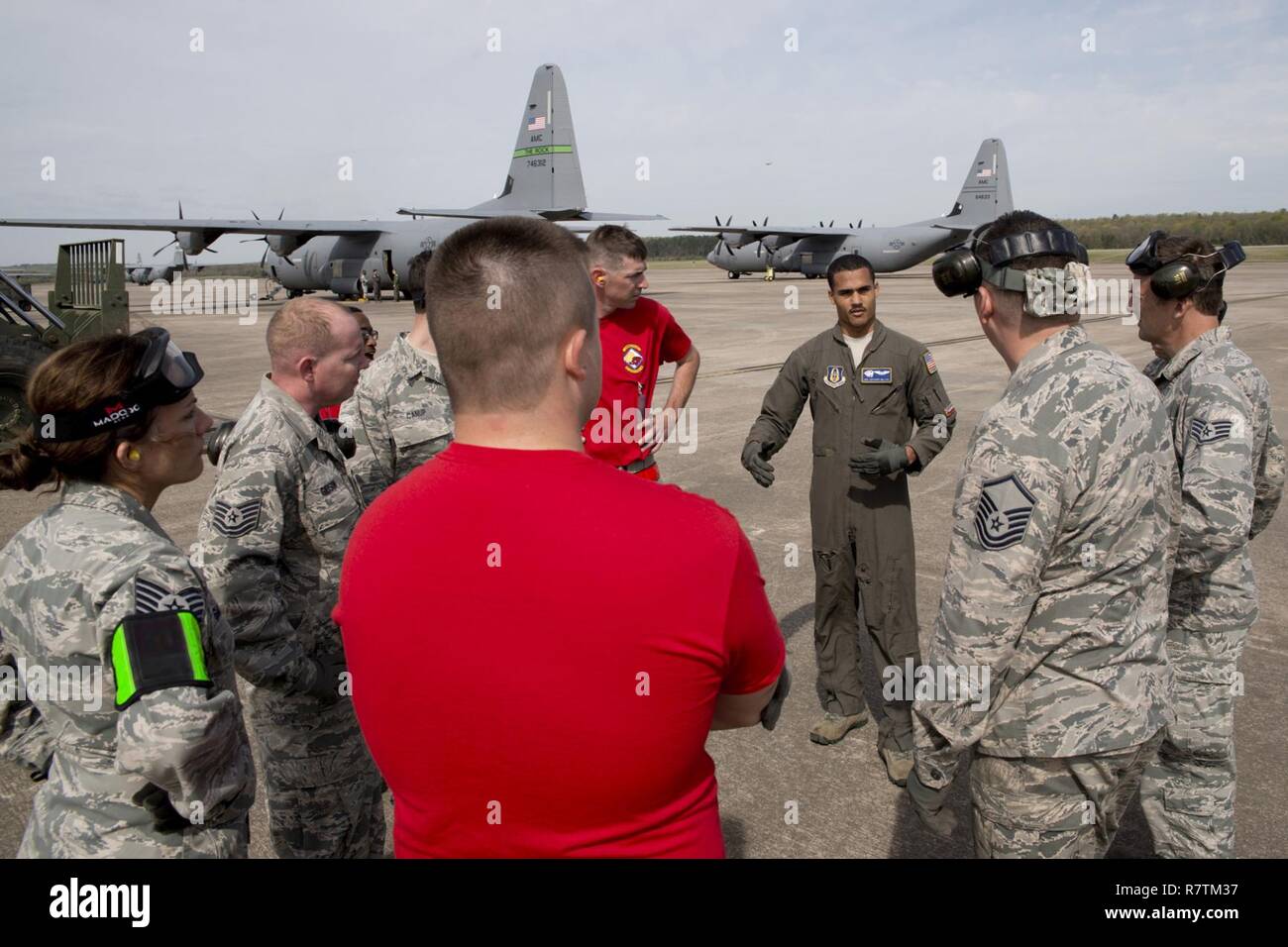 U.S. Air Force Senior Airman Anthony Miller, arrimeur, 327e Escadron de transport aérien, de façon critique la performance d'une équipe de transport aérien lors d'un exercice d'entraînement 2 avril 2017, à Little Rock Air Force Base, arche. Une équipe de l'antenne de 96e Escadron de Port est la formation pour soutenir la concurrence dans le port 2017 Dawg défi pour les professionnels de la mobilité aérienne, à Dobbins Air Reserve Base, Ga. Banque D'Images