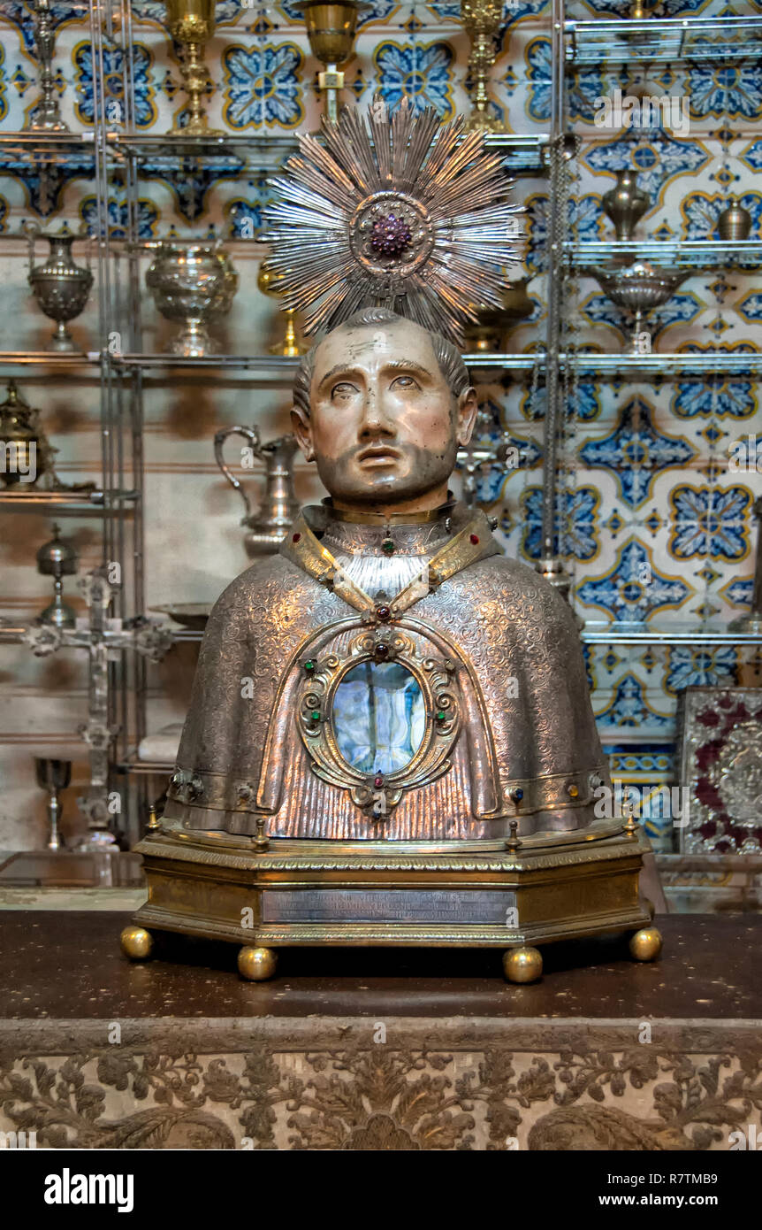 Statue de l'un des Saints Martyrs du Maroc, Monastère de Santa Cruz, Coimbra, Portugal, Région Centre Banque D'Images