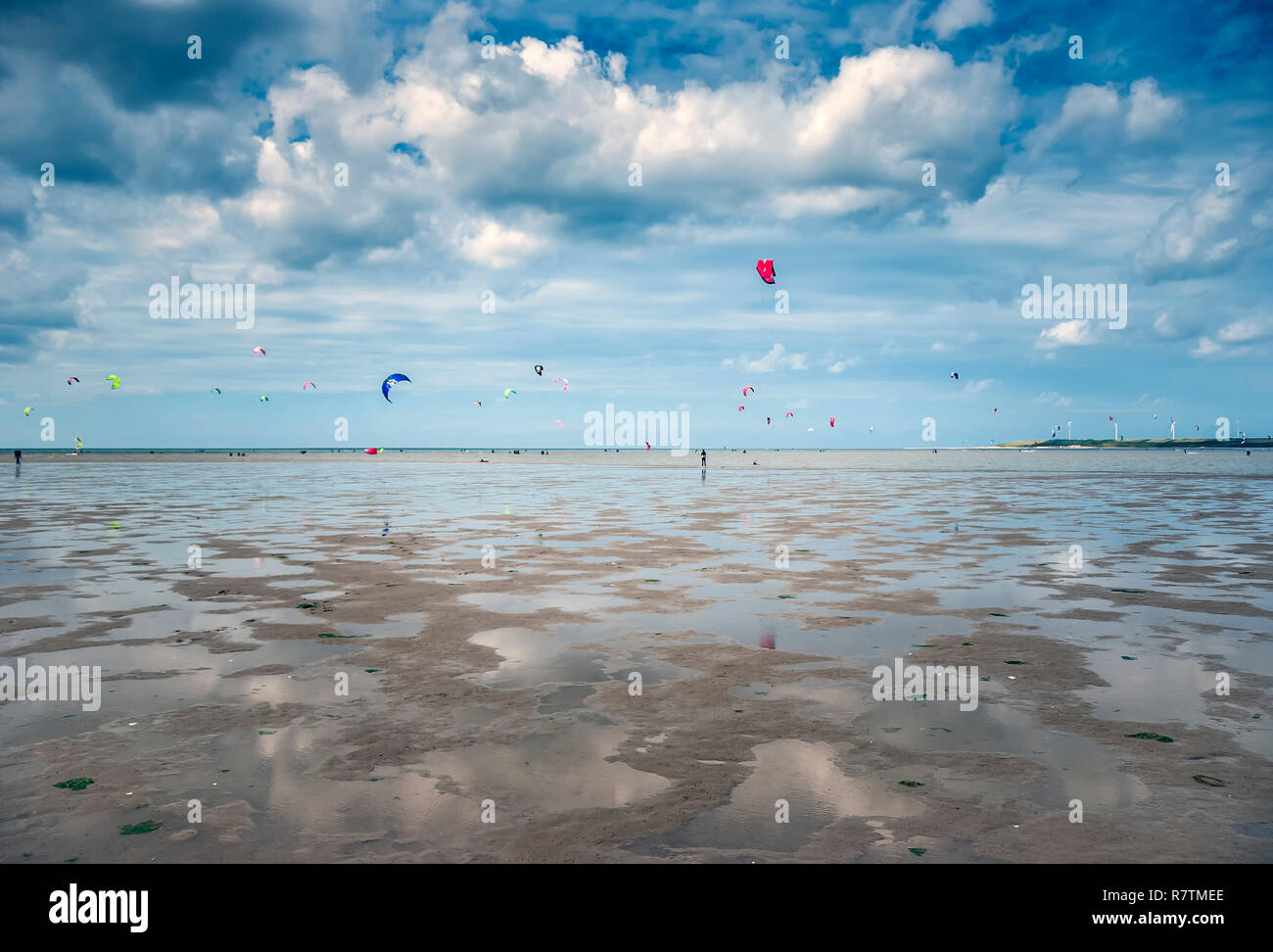 Personnes et sportifs kite-surf sur la plage avec des nuages dans le ciel sur une plage de Hollande Banque D'Images