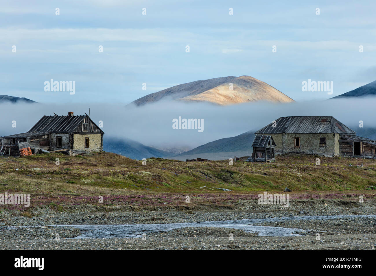 Maisons abandonnées, douteux, Village Village douteux, l'île Wrangel, District fédéral de l'Extrême-Orient, Russie Banque D'Images