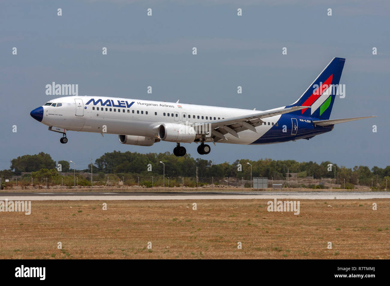 - Malev Hungarian Airlines Boeing 737-8Q8sur finales pour la piste 32. Banque D'Images