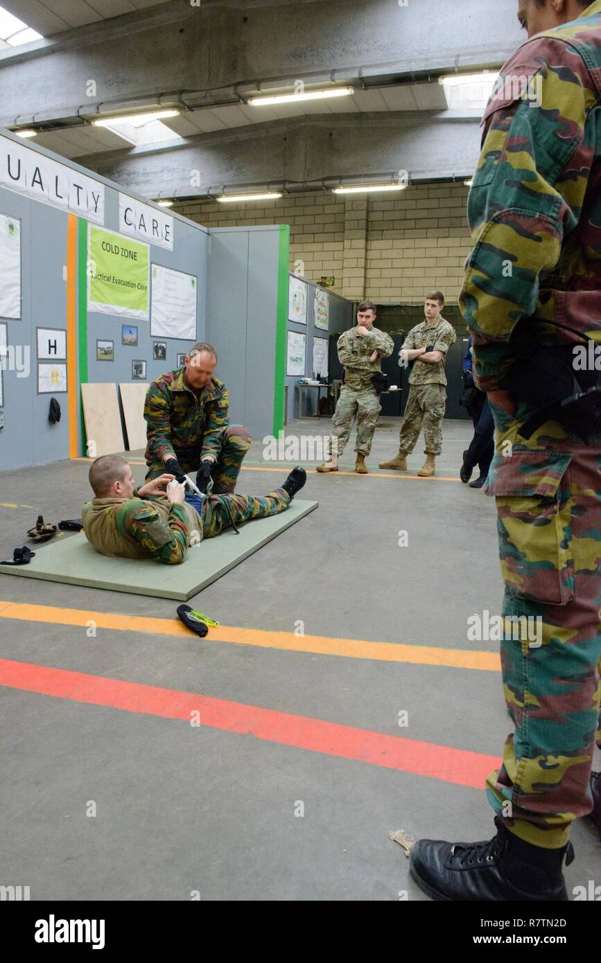 Un instructeur belge témoigne de secourisme en situation de combat à des  soldats américains avec United States Garnison de l'Benelux-Brussels la  Police militaire, les membres de la zone de police locale Belge