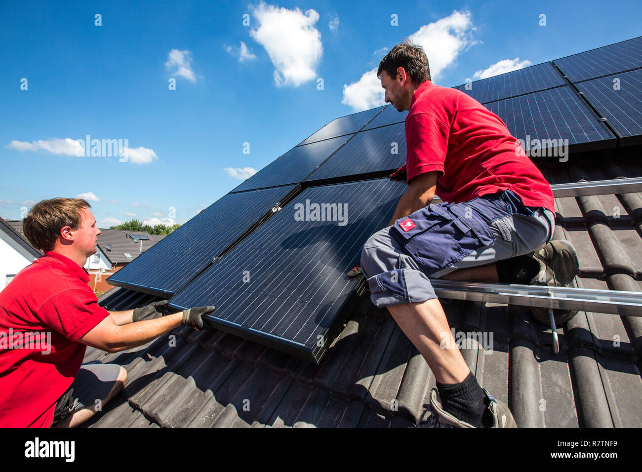 Construction d'un système d'énergie solaire sur une maison, l'installation de panneaux solaires sur une toiture inclinée, Bottrop, Ruhr Banque D'Images