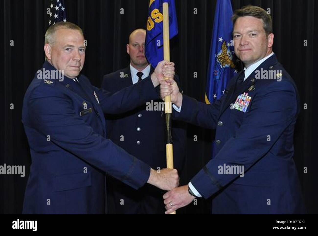 Le Colonel Robert Stanton, gauche, le 302e groupe d'opérations, le commandant passe le 302e Escadron de soutien de guidon au lieutenant-colonel Ryan Tanton, droite, qui a pris le commandement de l'escadron au cours d'une cérémonie de passation de commandement, le 1 avril 2017, à la base aérienne Peterson, au Colorado Tanton prend le commandement de la 302e oss après avoir servi comme le 731 e Escadron de transport aérien chef de Navigator. Banque D'Images