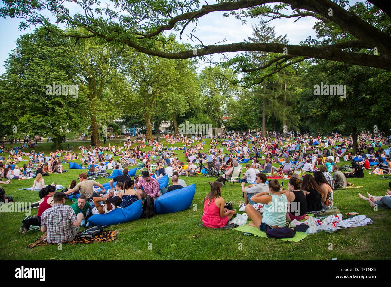 Les sons 'Park', un événement avec la musique électronique et le pique-nique dans le parc Stadtgarten Essen, Essen, Rhénanie du Nord-Westphalie Banque D'Images