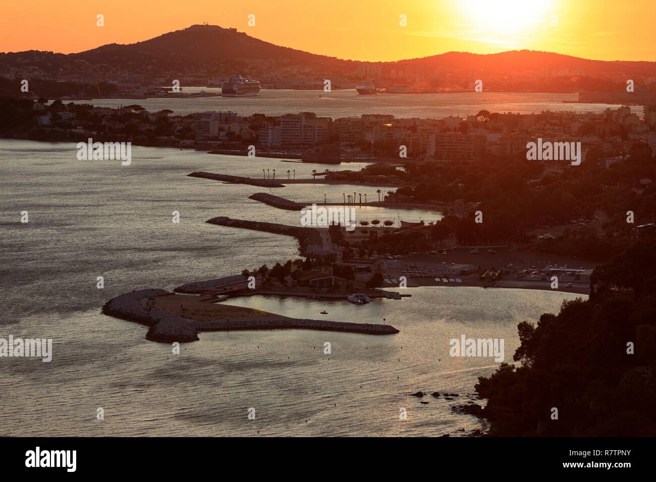 La France, Var, Toulon, Le Mourillon, quartier les Vignettes port, les plages du Mourillon, La Seyne sur Mer dans l'arrière-plan Banque D'Images