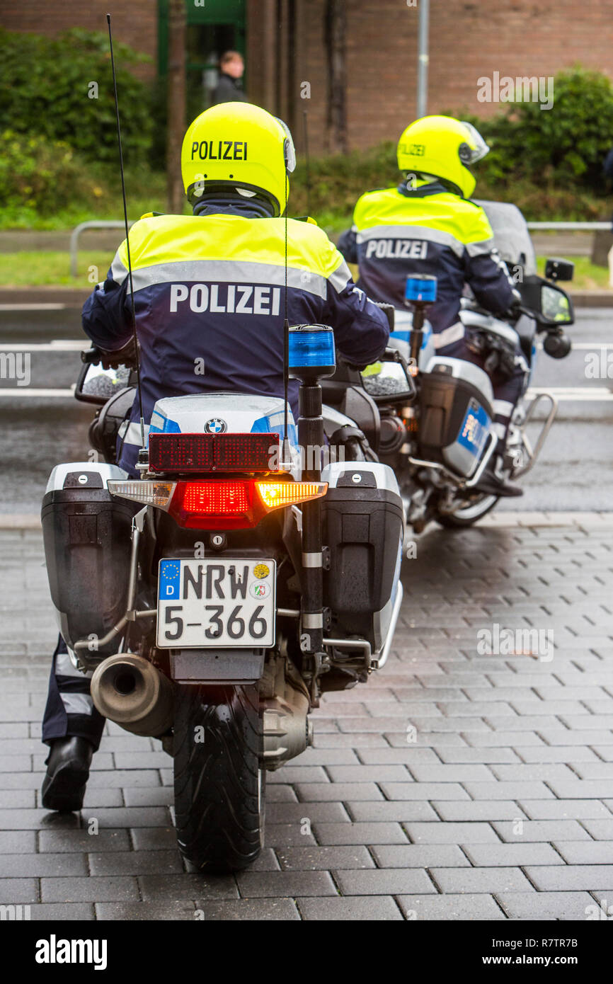 Des policiers portant des casques jaunes sur des motos, Moto de police patrouille de la police NRW, Allemagne Banque D'Images